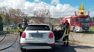 Auto in fiamme a Marcelli di Numana, intervento dei vigili del fuoco nel piazzale Adriatico
